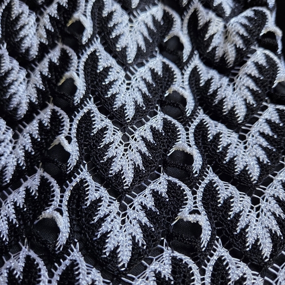 Elegant Black and White Patterned Dress - Picture 6 of 7